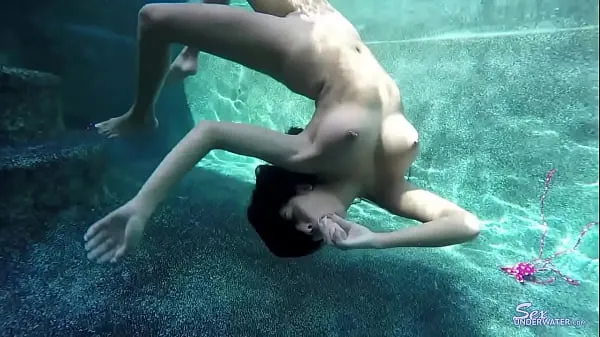 Tube de lecteur HD Titty brune sous l'eau 2/2