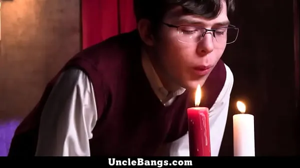 HD Catholic Boy Notices that Has a Boner Which Leads Him to Get on His Knees to Suck It - Unclebangs elektrónka