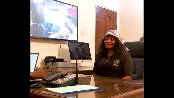 Tubo de unidad HD Video filtrado de un agente de empleo de la universidad follándose a una candidata a maestra en su oficina antes de darle el trabajo, mira cómo se corre por todo el escritorio (Ver video completo en RED