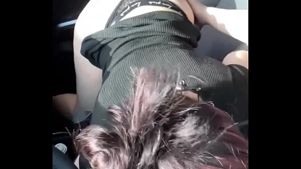 HD Thick white girl with an amazing ass sucks dick while her man is driving and then she takes a load of cum on her big booty after he fucks her on the side of the street drive Tabung