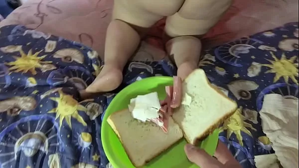 HD My anal slave eats a delicious sandwich prepared in her ass hole ڈرائیو ٹیوب