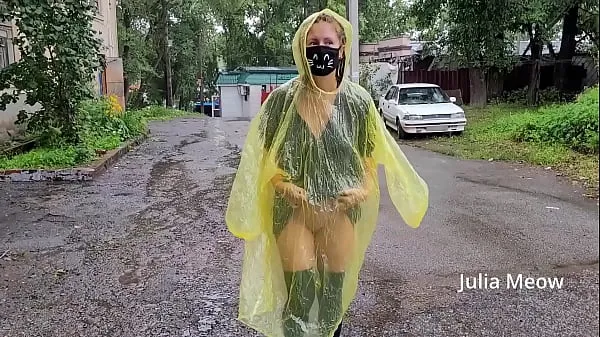 HD Teen in yellow raincoat flashes pussy outdoors in the rain drive Tube