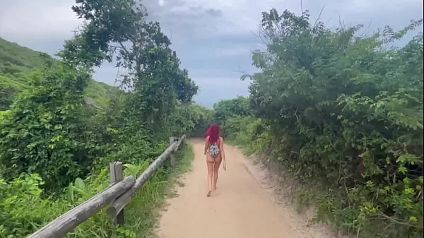 Tube de lecteur HD Marcher sur la plage nudiste se traduit par du sexe sur les rochers