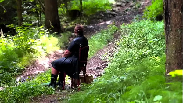 Tube de lecteur HD Maîtresse April donne une canne à son esclave et l'entraîne à se taire