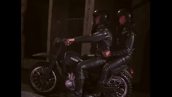 HD bikers in leather ไดรฟ์ Tube