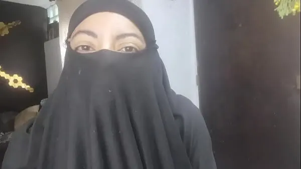 HD Real Horny Amateur Arab Wife Squirting On Her Niqab Masturbates While Husband Praying HIJAB PORN disková trubice