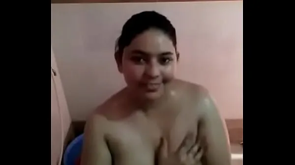 Tubo de unidad HD Chica india sola divirtiéndose en el dormitorio