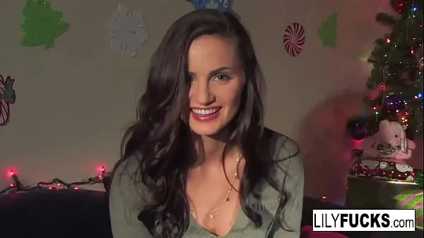 Tubo de unidad HD Lily nos cuenta sus cachondos deseos navideños antes de satisfacerse en ambos agujeros