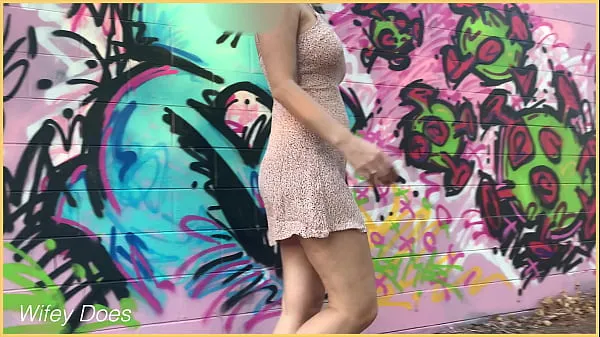 Tube de lecteur HD MILF upskirt dans une robe publique