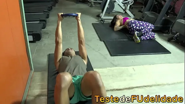 Tube de lecteur HD Bombasse de gym payée avec le sexe du cousin masseur