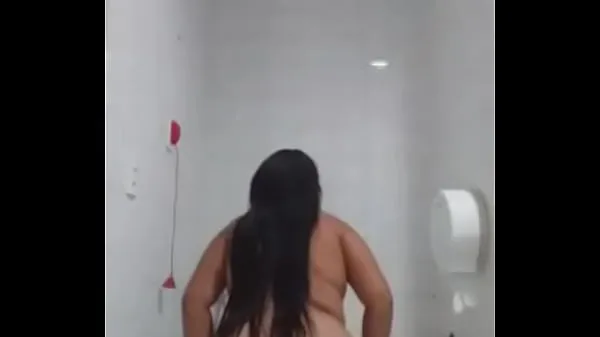 Tubo de unidade HD Fat girl in the bathroom dancing