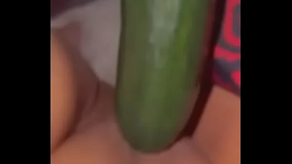 HD Wife fucks her pussy with cucumber-drev Tube