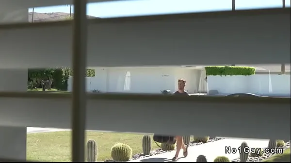 Tubo de unidad HD Los novios gay Trevor Brooks y Chris White de Palm Springs tienen juegos previos de besos matutinos en su habitación soleada y luego se la maman y follan anal