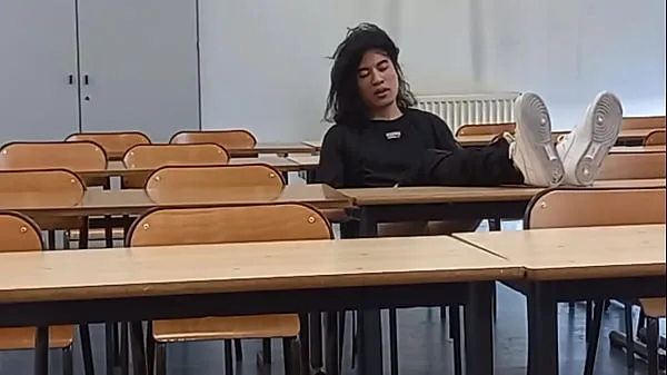 Tubo de unidade HD Com tesão na escola durante a revisão do curso, esse estudante franco-asiático mostra o pau em público e se masturba em uma sala de aula universitária arriscada