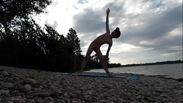 Tube de lecteur HD Minet naturiste maigre pratique le yoga nu sur une plage nudiste C'est l'été sur la plage naturiste. Le mannequin porno gay asiatique français Jon Arteen a décidé de faire du yoga nu sur son tapis bleu. Il y a