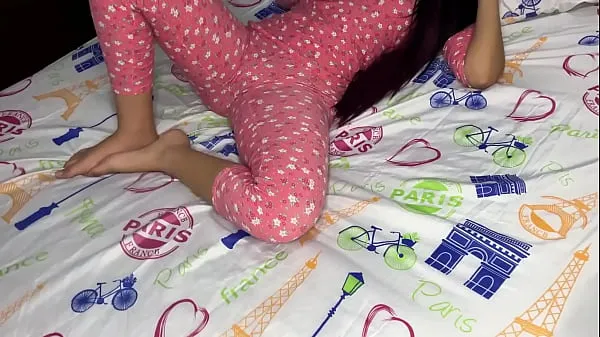 HD Beautiful Stepdaughter Looking Under the Bed Exposes her Big Ass to the View of her Perverted Stepfather sürücü Tüpü