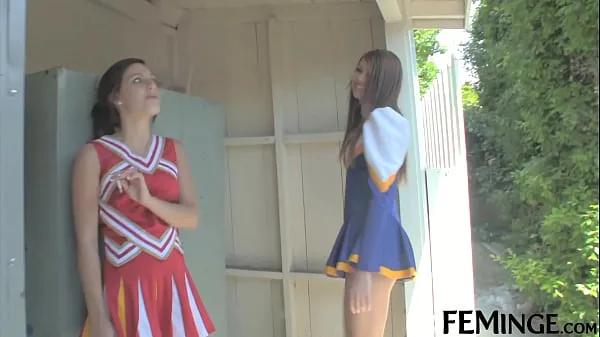 HD FEMINGE 4K - Lesbische Cheerleaderinnen probieren die 69er-Stellung ausLaufwerk Tube