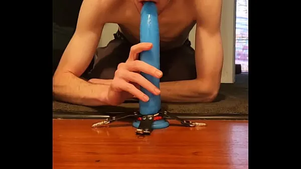 Dysk HD Femboy throat fucking 10 inch dildo Tube