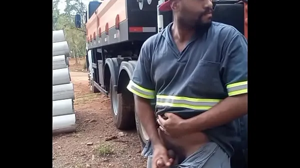 HD Trabalhador se Masturbando na Obra escondido atrás do Caminhão da Empresa أنبوب محرك الأقراص