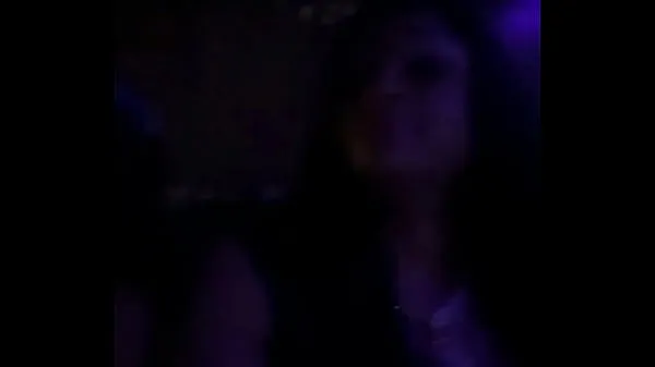 HD Carmen Hayes shows off her boobs in a strip club sürücü Tüpü