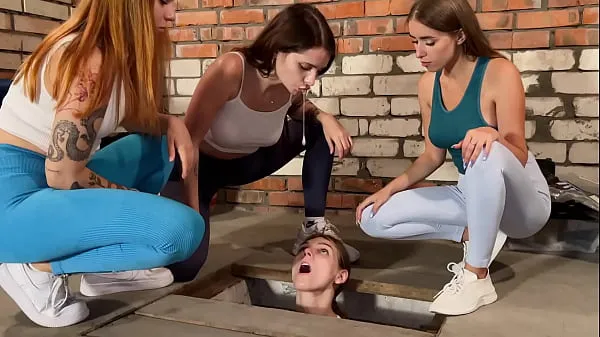 Tube de lecteur HD Three Girls Spitting On A Slave Captive In Dirty Basement