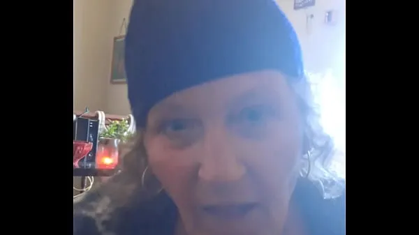 HD 60 YEAR OLD WHITE GRANNY WITCH SUCKING OFF STRONG BLACK COCK ON HER KNEES sürücü Tüpü