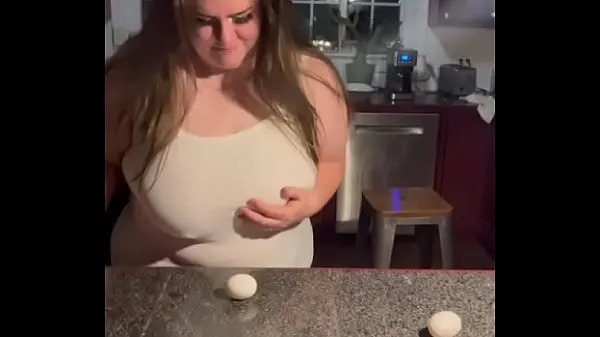 HD BBW Smashes Egg With Big Boobs disková trubice