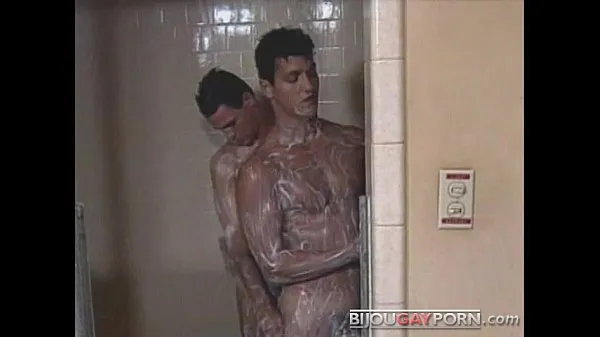 Tubo de unidade HD Foda-se no vestiário do Classic Gay Porn BELOW THE BELT (1985