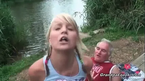 HD Gorgeous blonde rides dick on the river shore disková trubice